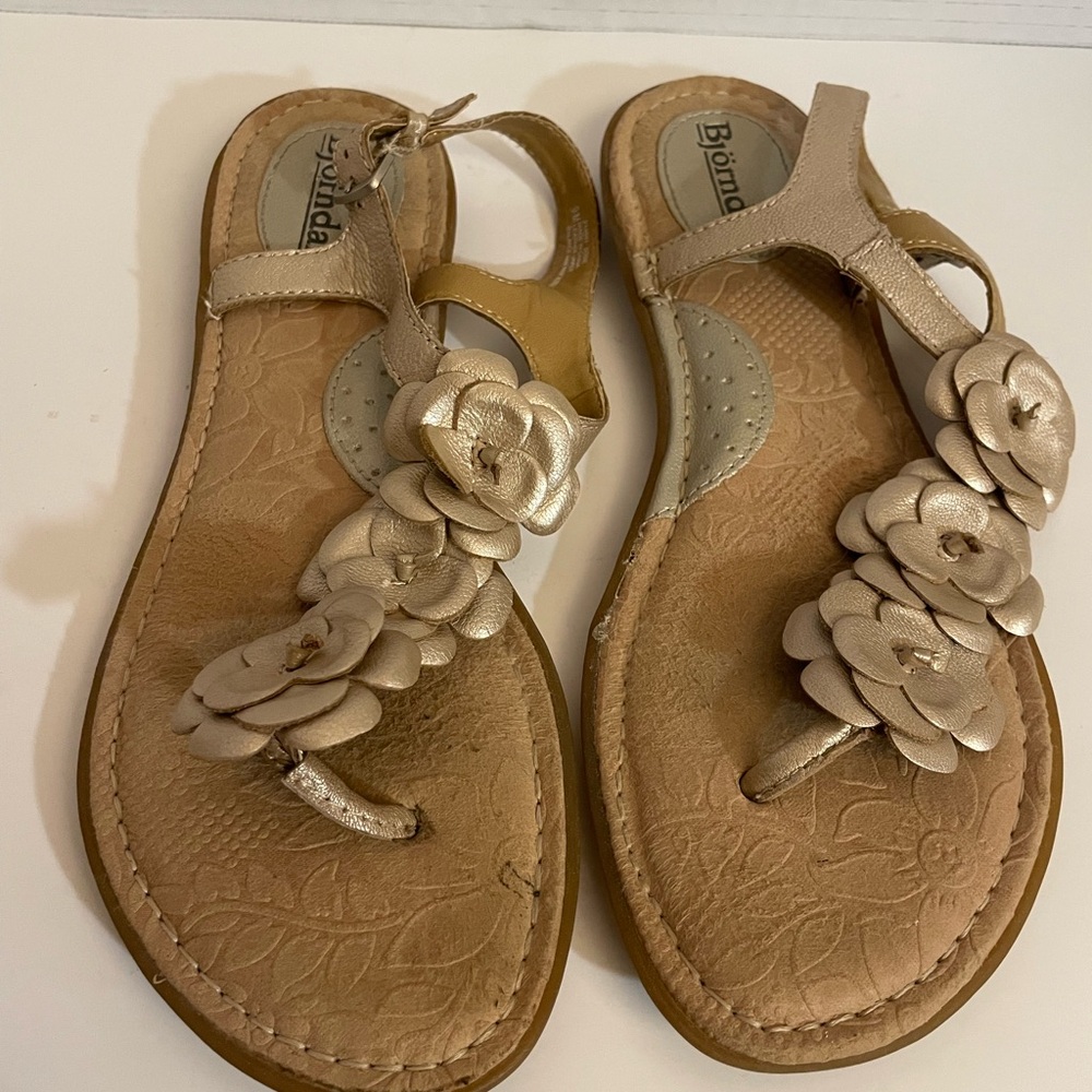 B..O.C. Born Concept Leather Thong Sandals with Floral Details Gold 9M